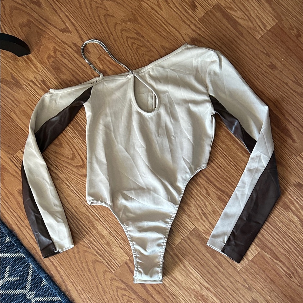 Maniere De Voir Asymmetrical Chain Strap Long Sleeve Bodysuit Women’s size 10
